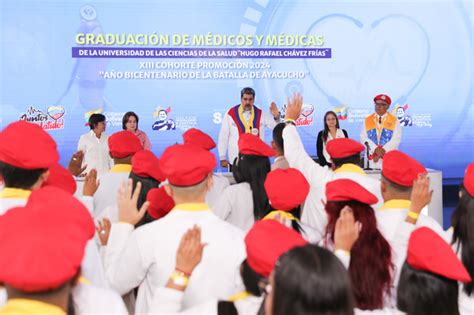Fotos: Presidente Maduro entregó títulos a nuevos médicos .